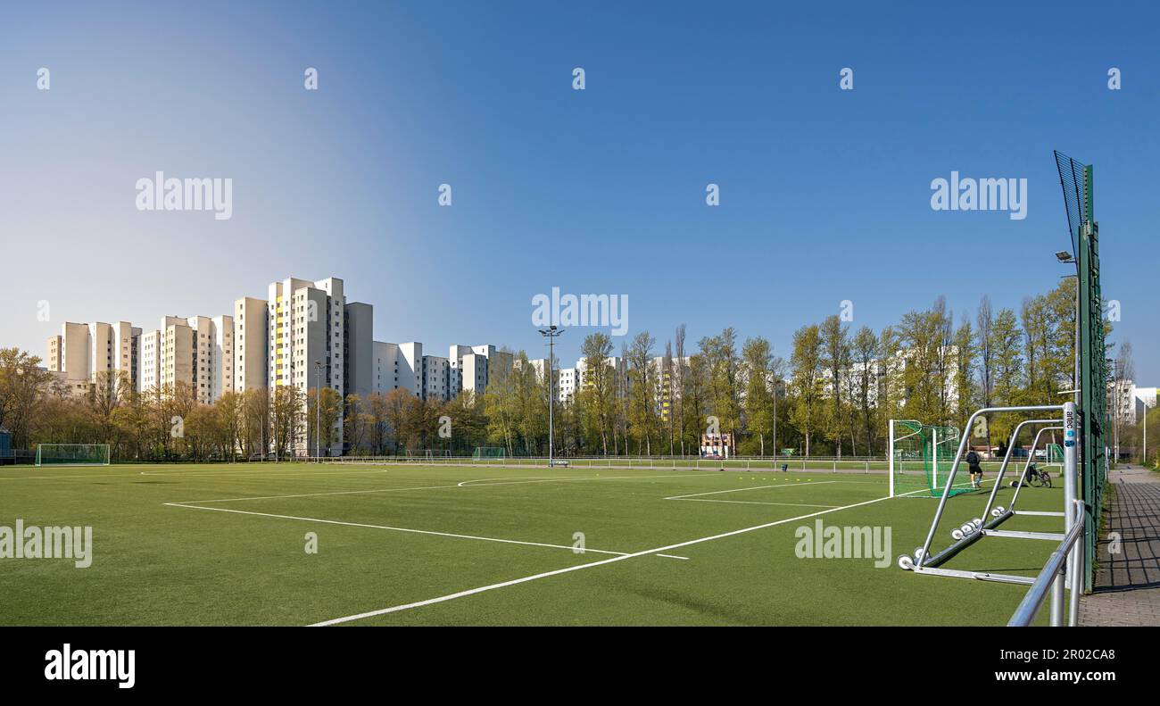 Campo da calcio e alti edifici nella zona residenziale Maerkisches Viertel a Berlino Reinickendorf, Berlino, Germania Foto Stock
