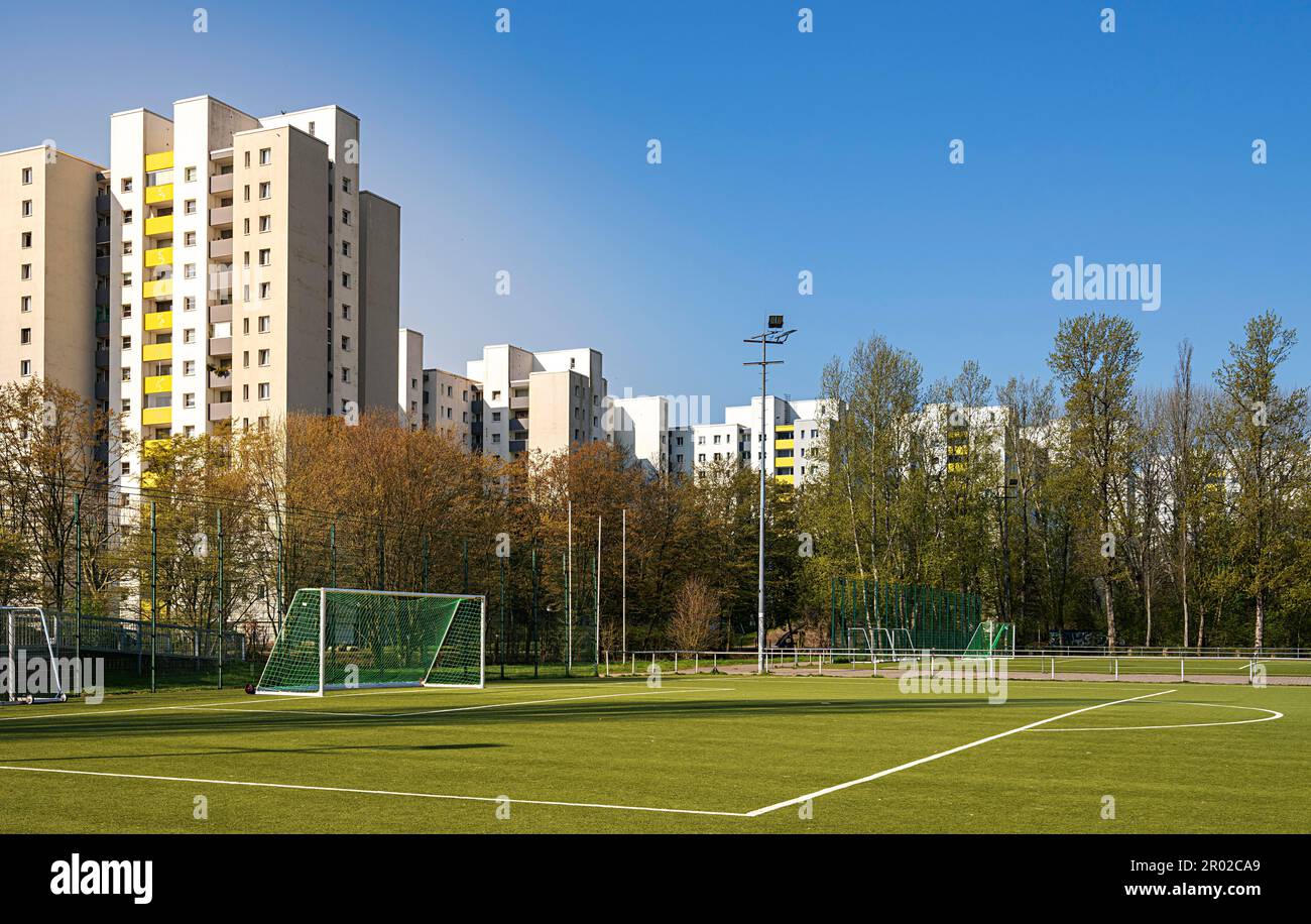 Campo da calcio e alti edifici nella zona residenziale Maerkisches Viertel a Berlino Reinickendorf, Berlino, Germania Foto Stock