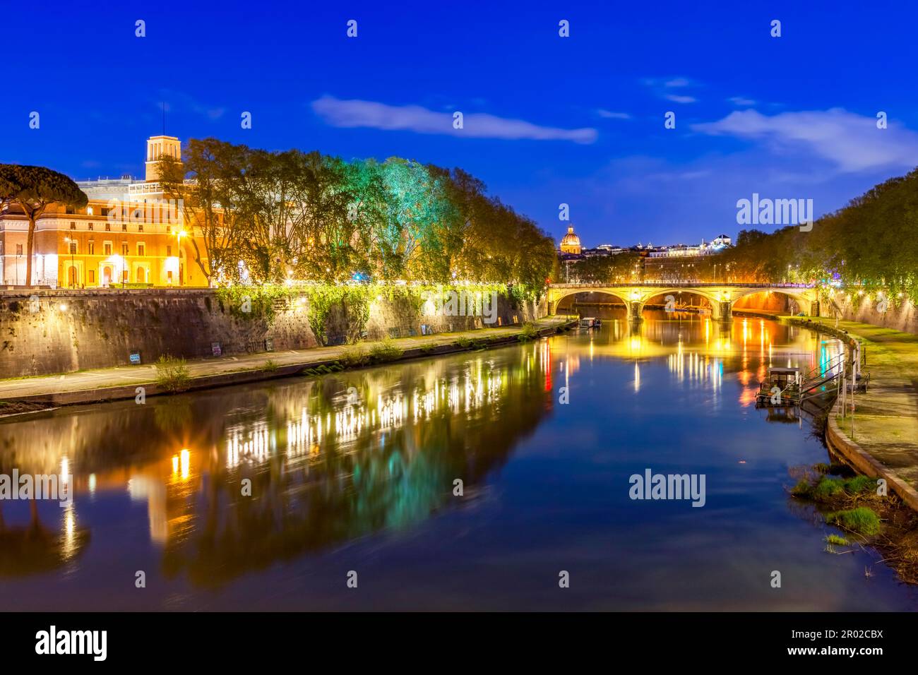 Vista dal Ponte degli Angeli al Ponte Umberto i sul Tevere alla luce della sera, Roma, Lazio, Italia Foto Stock