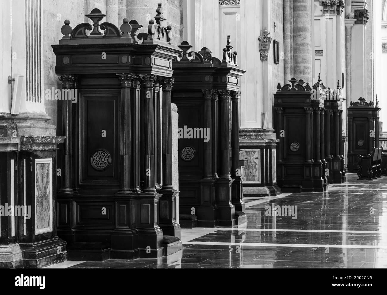 Interno della chiesa cattolica: dettaglio confessionale, 150 anni, fatta di legno Foto Stock