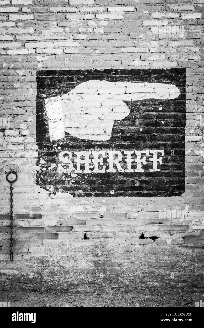 Sheriff graffiti su un vecchio muro di mattoni. Concetto di sicurezza Foto Stock