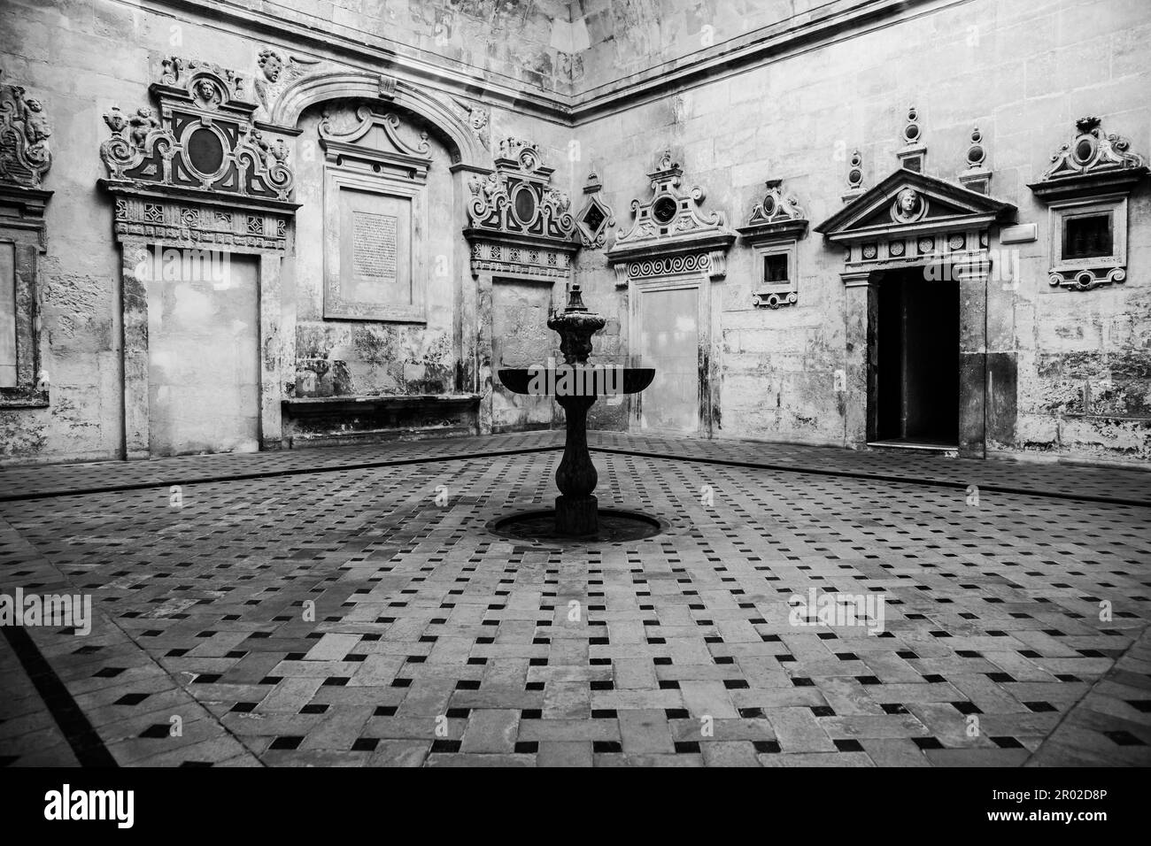Dettaglio di una vecchia fontana all'interno della Cattedrale di Siviglia - Andalusia, Spagna Foto Stock