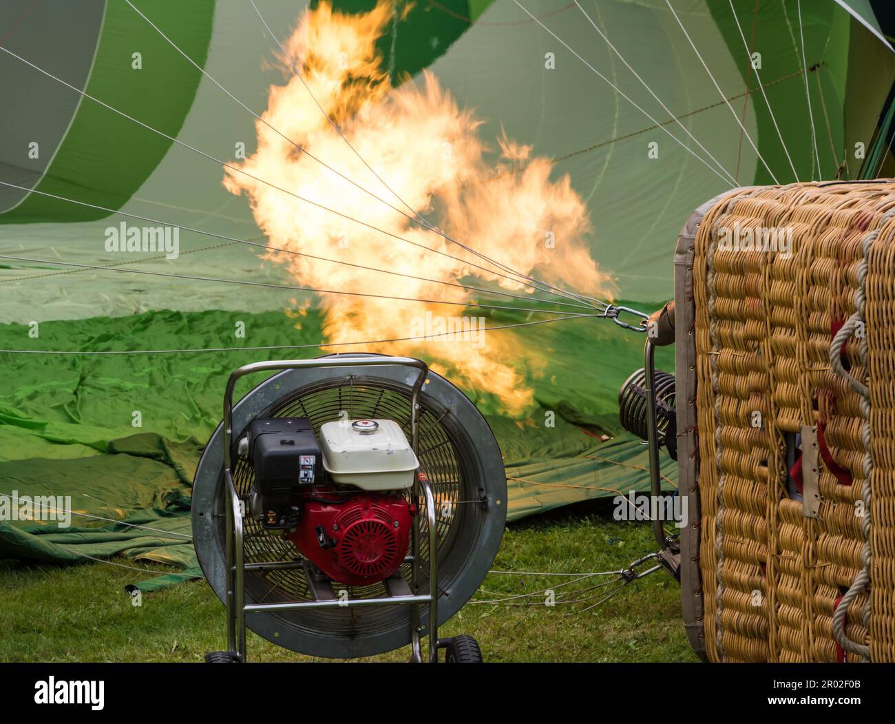 Il riempimento di una mongolfiera con un bruciatore a gas Foto Stock