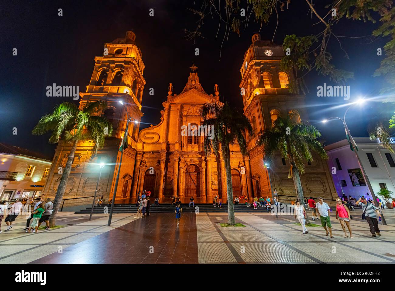 Cattedrale Basilica di San Lawrence di notte, Santa Cruz de la Sierra, Bolivia Foto Stock