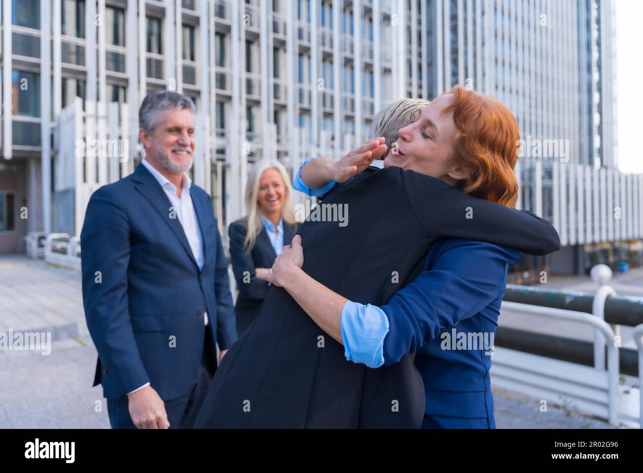 I dirigenti aziendali si saluto a vicenda in un distretto commerciale Foto Stock