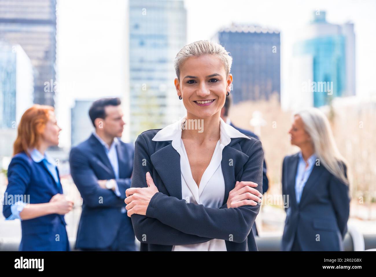 Ritratto della donna esecutiva con i colleghi in ufficio commerciale Foto Stock