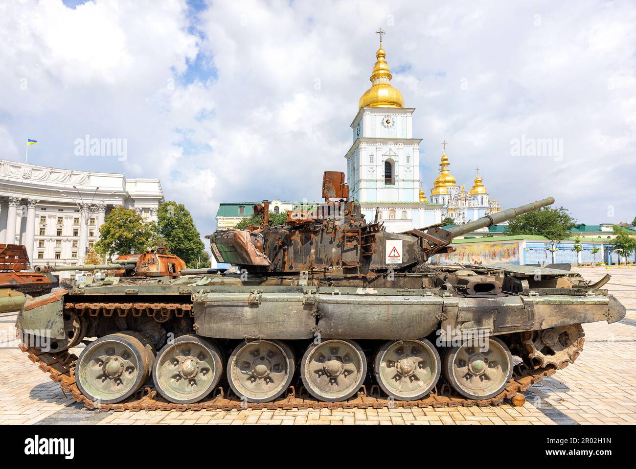 Un carro armato russo arrugginito distrutto è in mostra a Piazza Mikhailivska a Kyiv per la visualizzazione. Ucraina. 08.04.22. Kyiv.Ucraina. Foto Stock