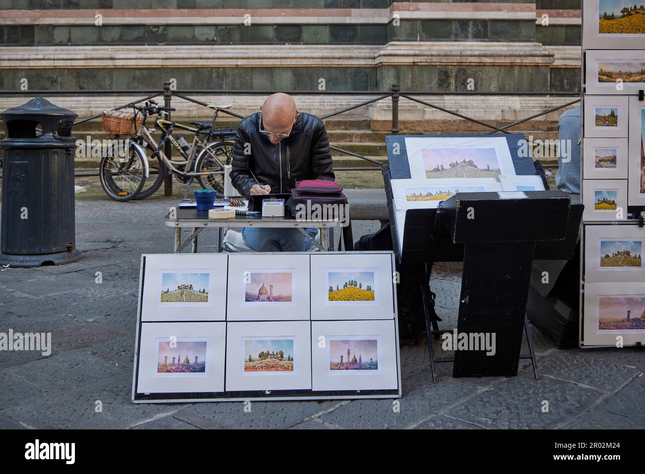Artisti che vendono opere fuori dal Duomo, Firenze, Firenze, Toscana, Italia, Italia, Europa. 2023 Foto Stock