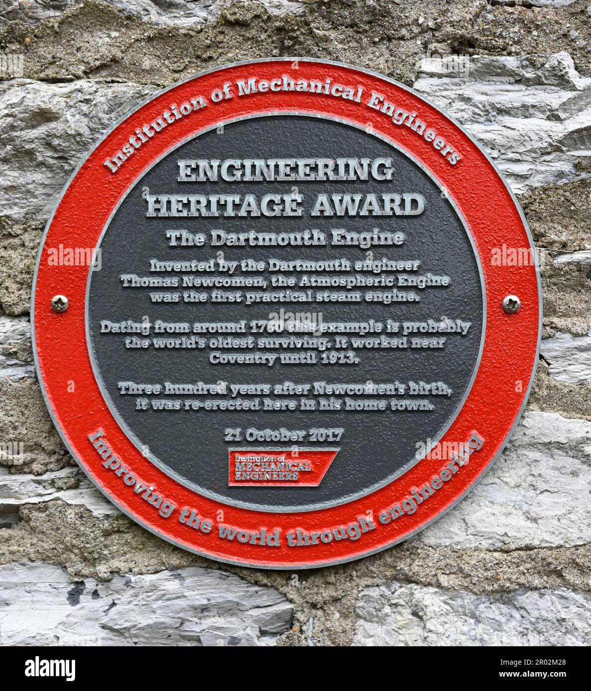 Targa rossa dell'Institution of Mechanical Engineers presso il Dartmouth Engine, Dartmouth, South Devon, Inghilterra, Regno Unito Foto Stock