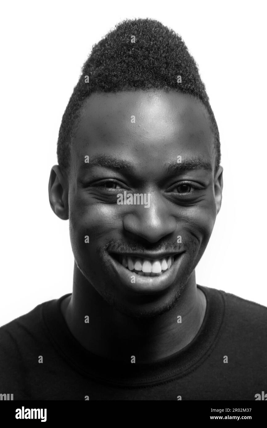 Ritratto di un uomo nero in uno studio fotografico, Rotherham, South Yorkshire, Inghilterra, Regno Unito. Illuminazione da studio e sfondo neutro. Foto Stock