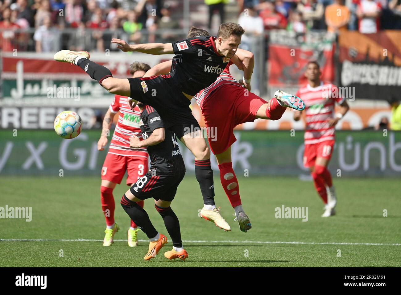 Paul JAECKEL (Union Berlin), Ermedin DEMIROVIC (FC Augsburg), azione, duelli. Calcio 1st Bundesliga stagione 2022/2023, 31st matchday, matchday31, FC Augsburg - 1st Union Berlin su 06.05.2023, WWK ARENA Augsburg. ? Foto Stock