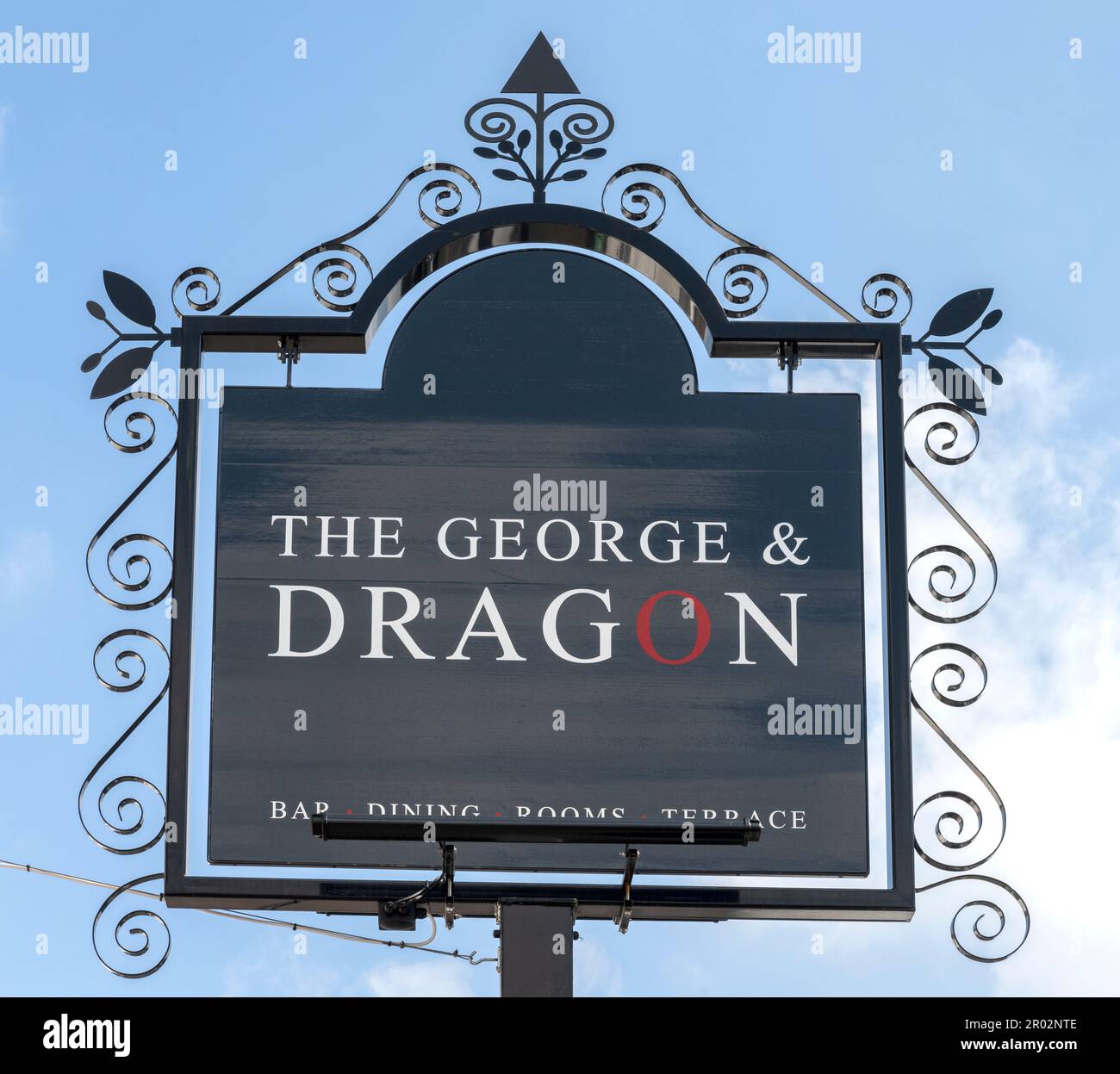 Tradizionale cartello da pub Hanging presso la casa pubblica George & Dragon, Market Square, Westerham, Kent, Inghilterra, REGNO UNITO. Foto Stock