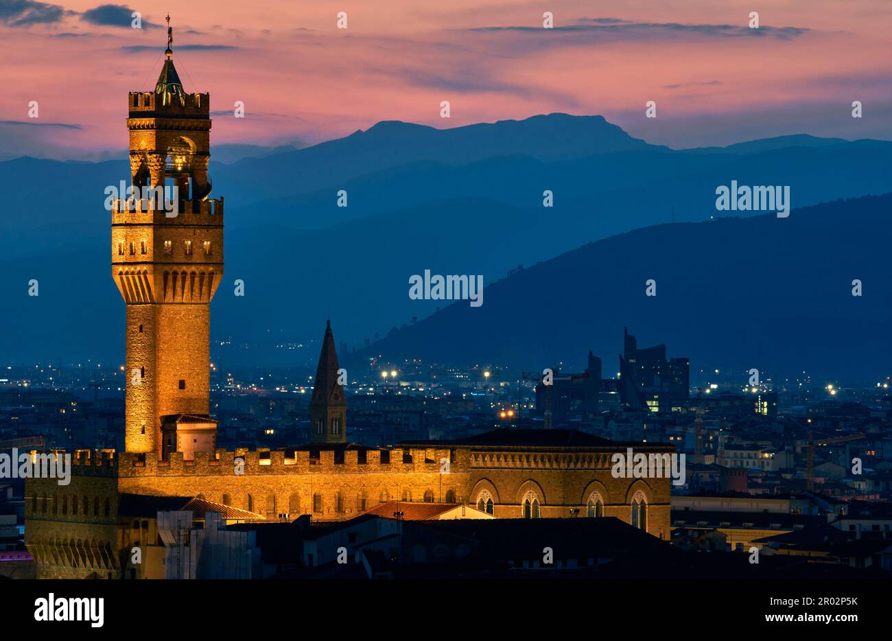 Vista sul Palazzo Vecchio a Firenze al tramonto Foto Stock