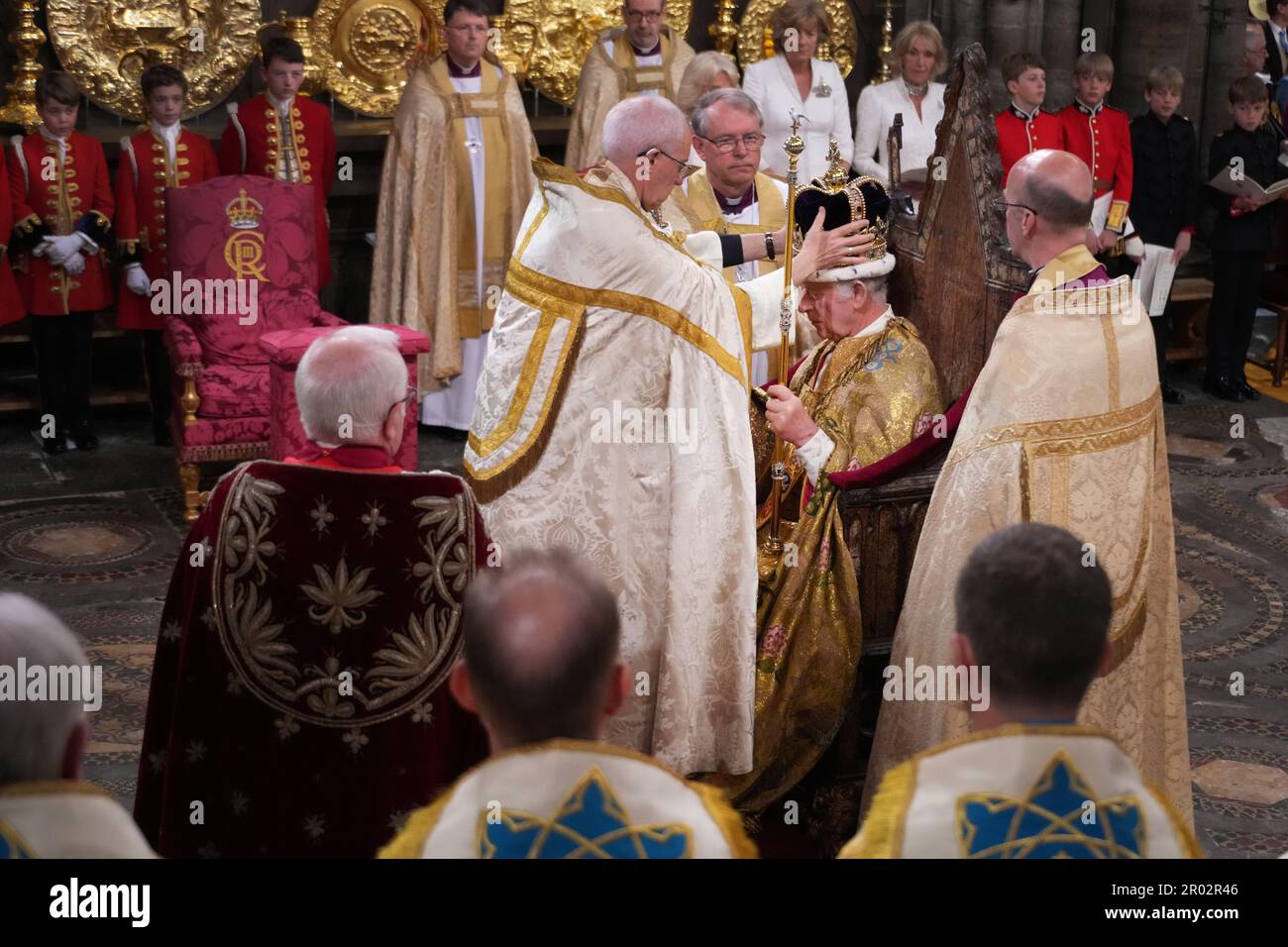 Re Carlo III è incoronato con la corona di Sant'Edoardo dall'arcivescovo di Canterbury, il Reverendissimo Justin Welby, durante la sua cerimonia di incoronazione nell'Abbazia di Westminster, Londra. Data immagine: Sabato 6 maggio 2023. Foto Stock