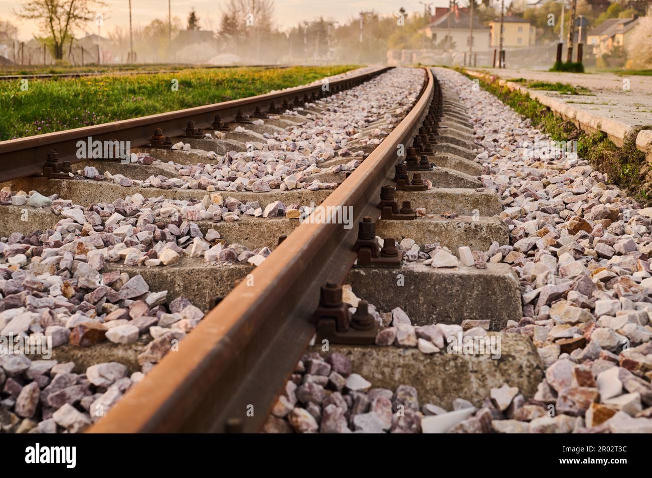 Nuove rotaie su traversine in una stazione ferroviaria di merci Foto Stock