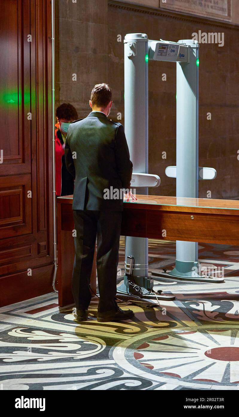 Ispezione di sicurezza presso uno degli ingressi del Duomo di Firenze Foto Stock