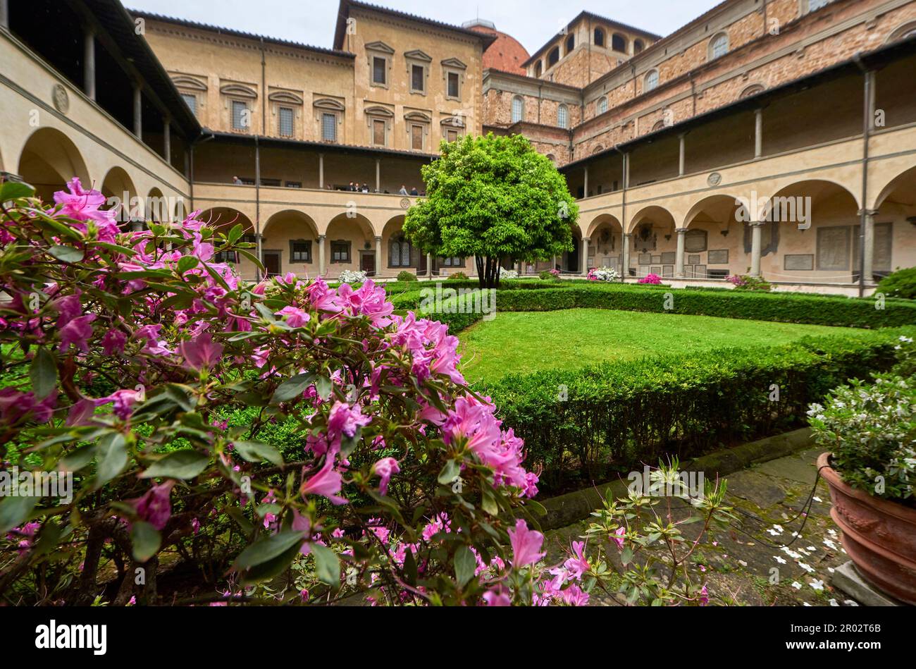 Vista nel cortile della Basilica di San Lorenzo , Firenze, Italia Foto Stock