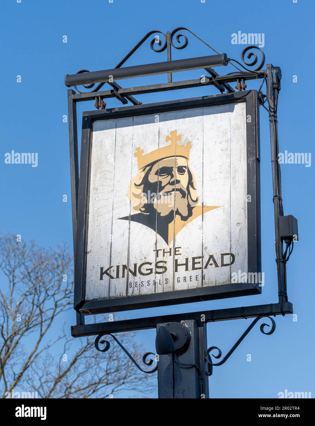 Tradizionale cartello da pub appeso al Kings Head Public House, Westerham Road, Bessels Green, Riverhead, Sevenoaks, Kent, Inghilterra, Regno Unito. Foto Stock