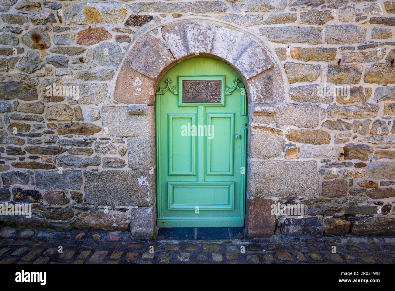 La porta di la chapelle Saint-Anne ora utilizzato per le mostre, Roscoff, Bretagna, Francia Foto Stock