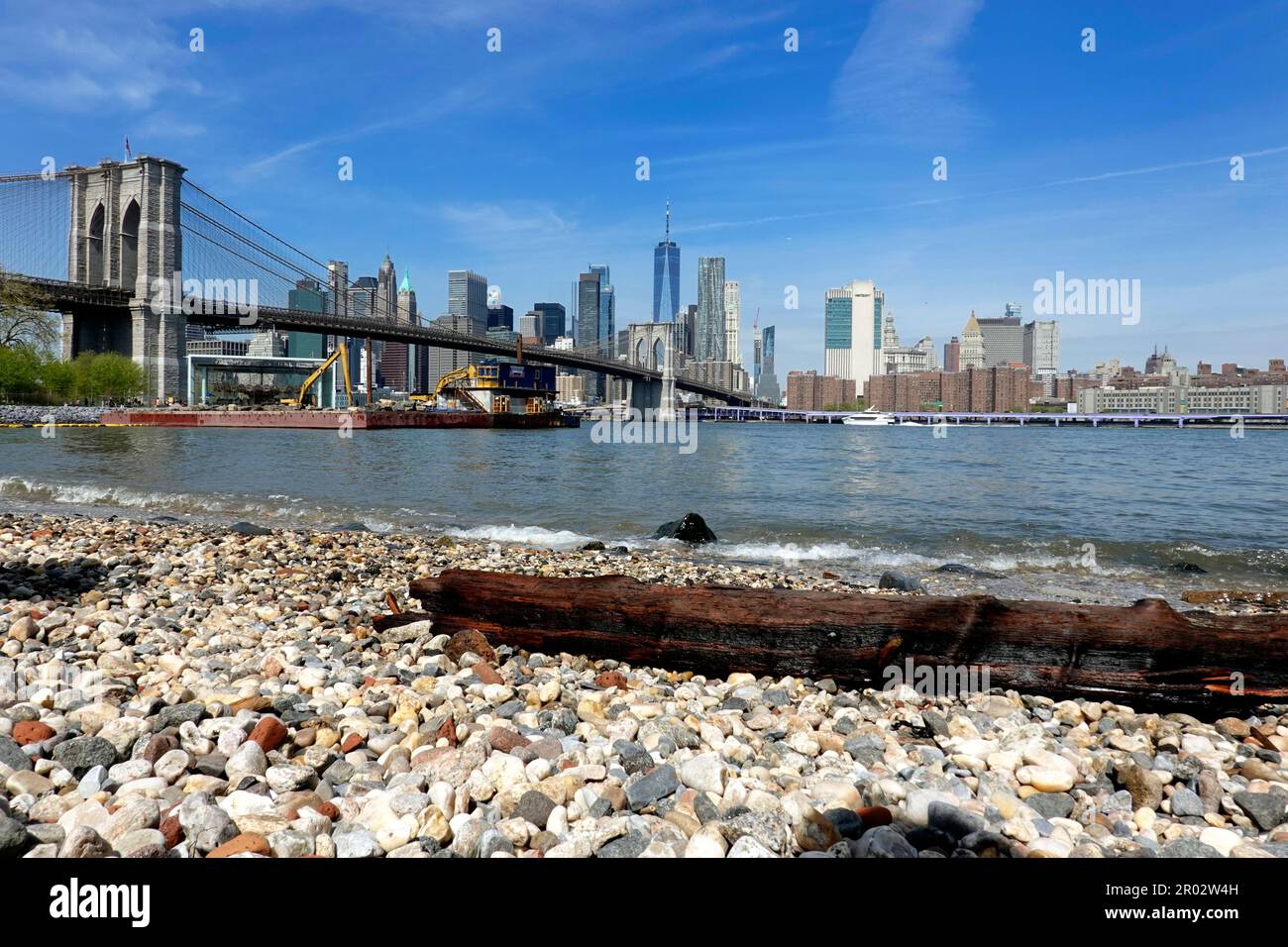 La vista attraverso Pebble Beach fino al quartiere finanziario, Manhattan, New York Foto Stock