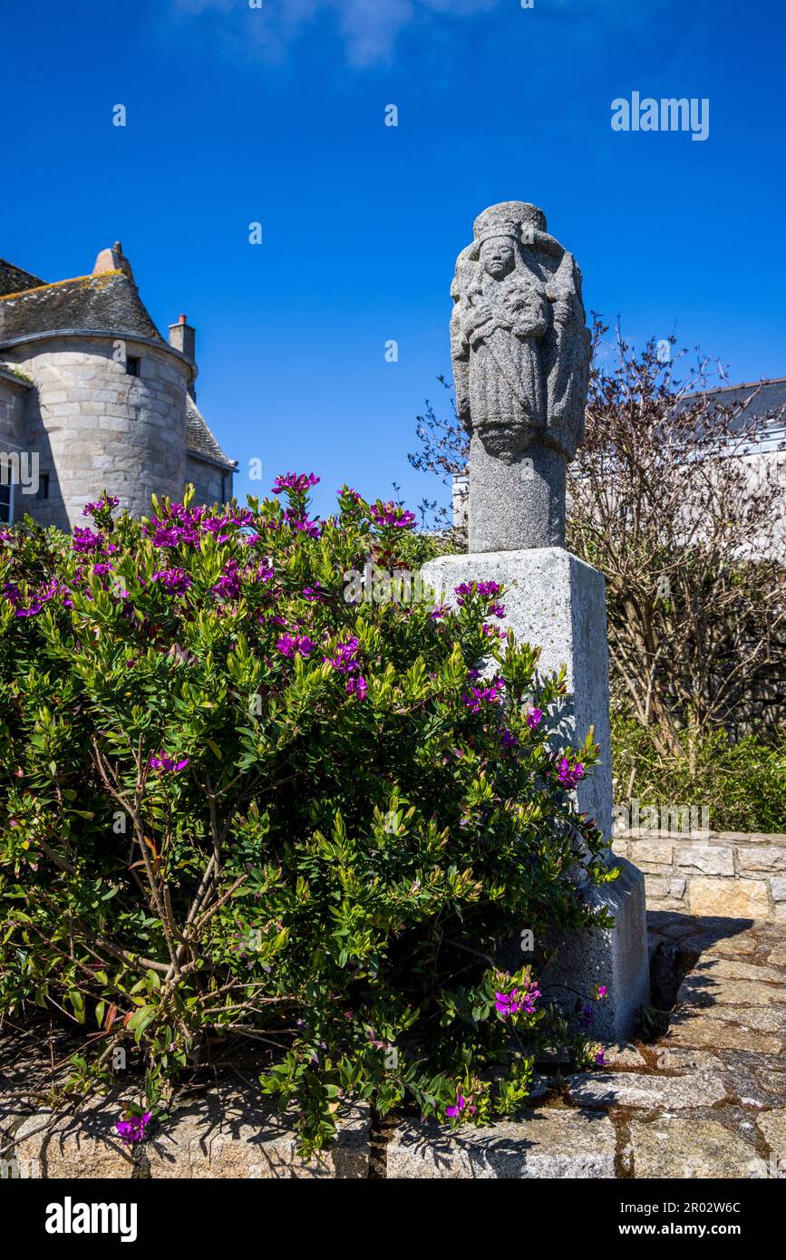 La Croce giunzione nel giardino di la Chapelle Sainte-Anne a Roscoff, Bretagna, Francia Foto Stock