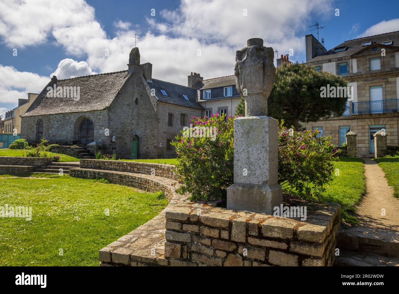 La Chapelle Sainte-Anne e la croce giunzione nel giardino, Roscoff, Bretagna, Francia Foto Stock