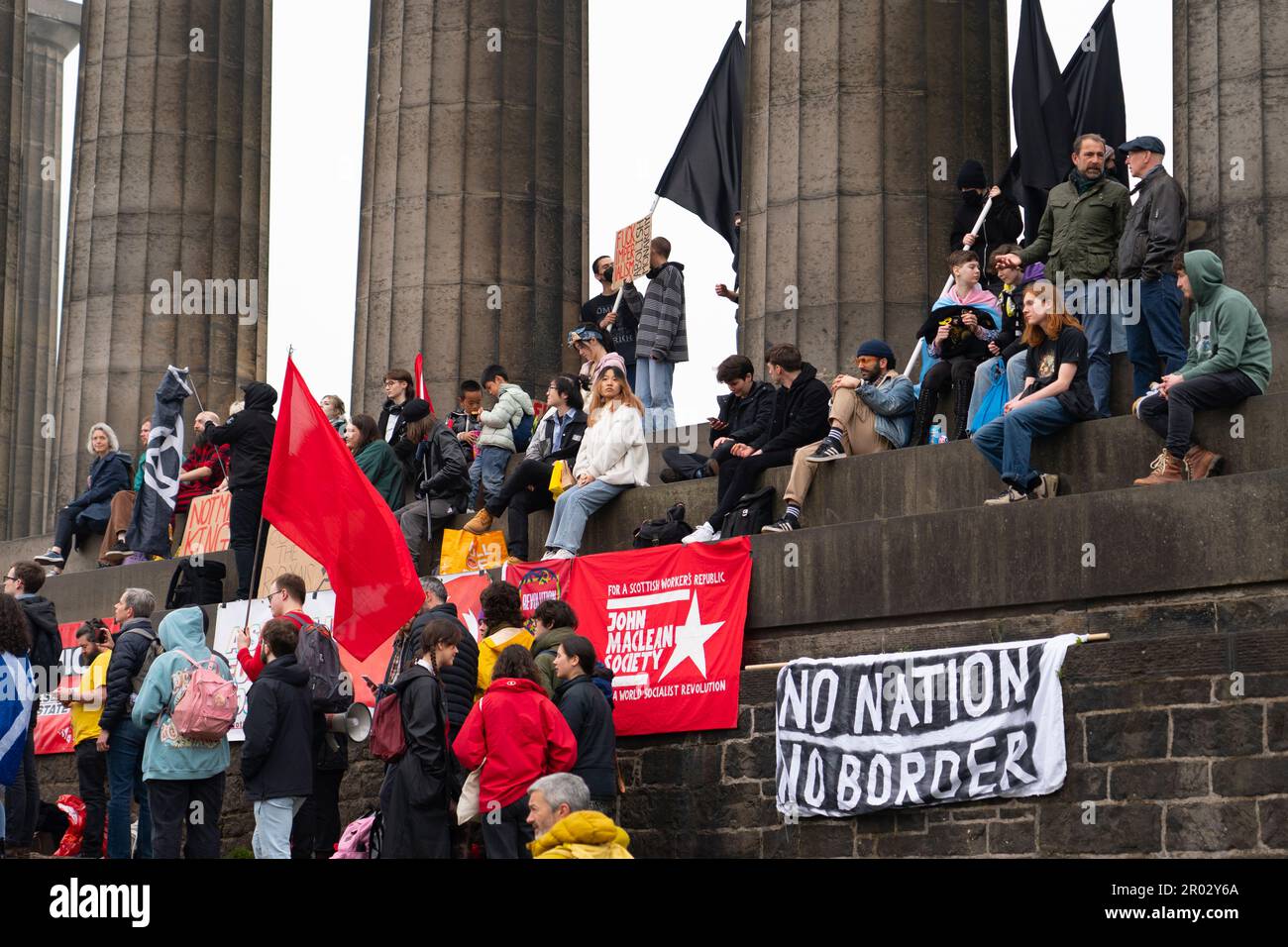 Edimburgo, Scozia, Regno Unito. 6 maggio 2023. Protesta repubblicana su Calton Hill lo stesso giorno dell'incoronazione di re Carlo. Diverse centinaia di anti-monarchici, compresi quelli della sinistra estrema, Verdi, pro trans, nazionalisti scozzesi e anarchici hanno organizzato un raduno per denunciare la monarchia britannica e chiedere che la Gran Bretagna diventi una repubblica democratica. Iain Masterton/Alamy Live News Foto Stock