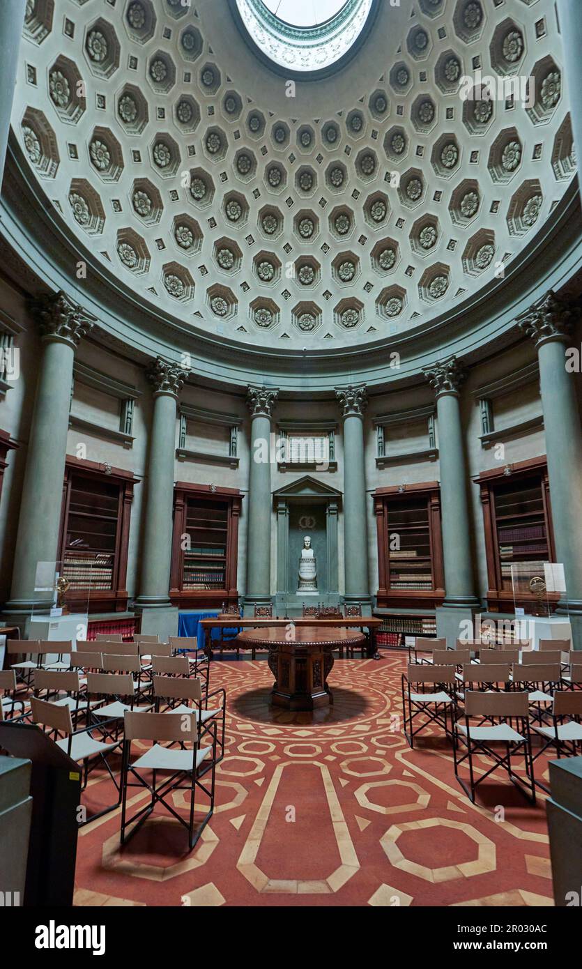 Imponente interno della Biblioteca Laurenziana nella Basilica di San Lorenzo a Firenze Foto Stock