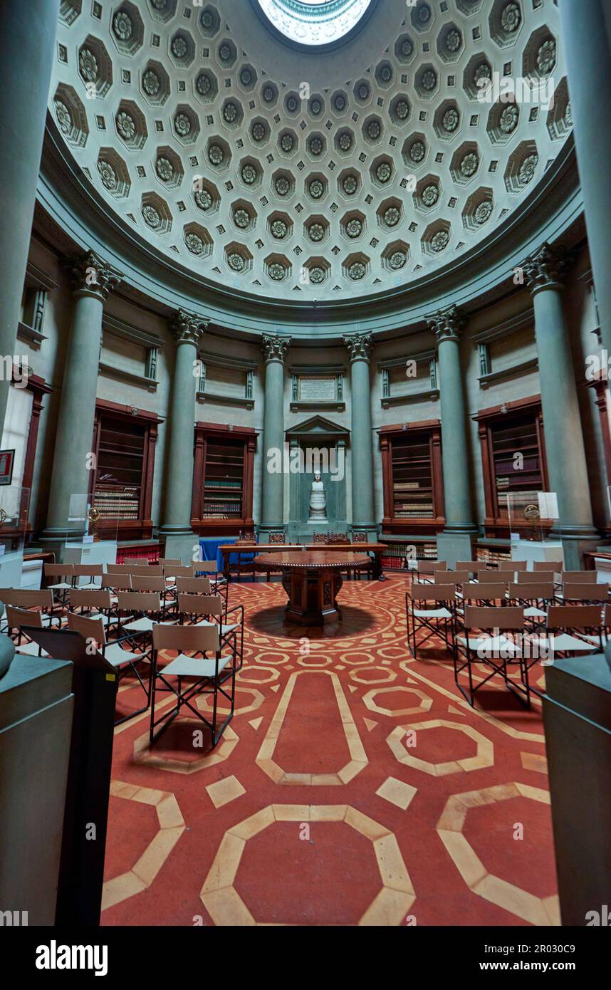 Imponente interno della Biblioteca Laurenziana nella Basilica di San Lorenzo a Firenze Foto Stock