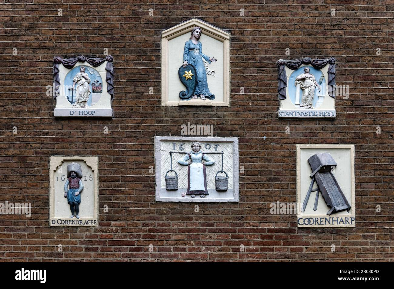 Vecchie scuderie su un muro che mostrano mestieri e occupazioni ad Amsterdam, Olanda, Paesi Bassi. Foto Stock