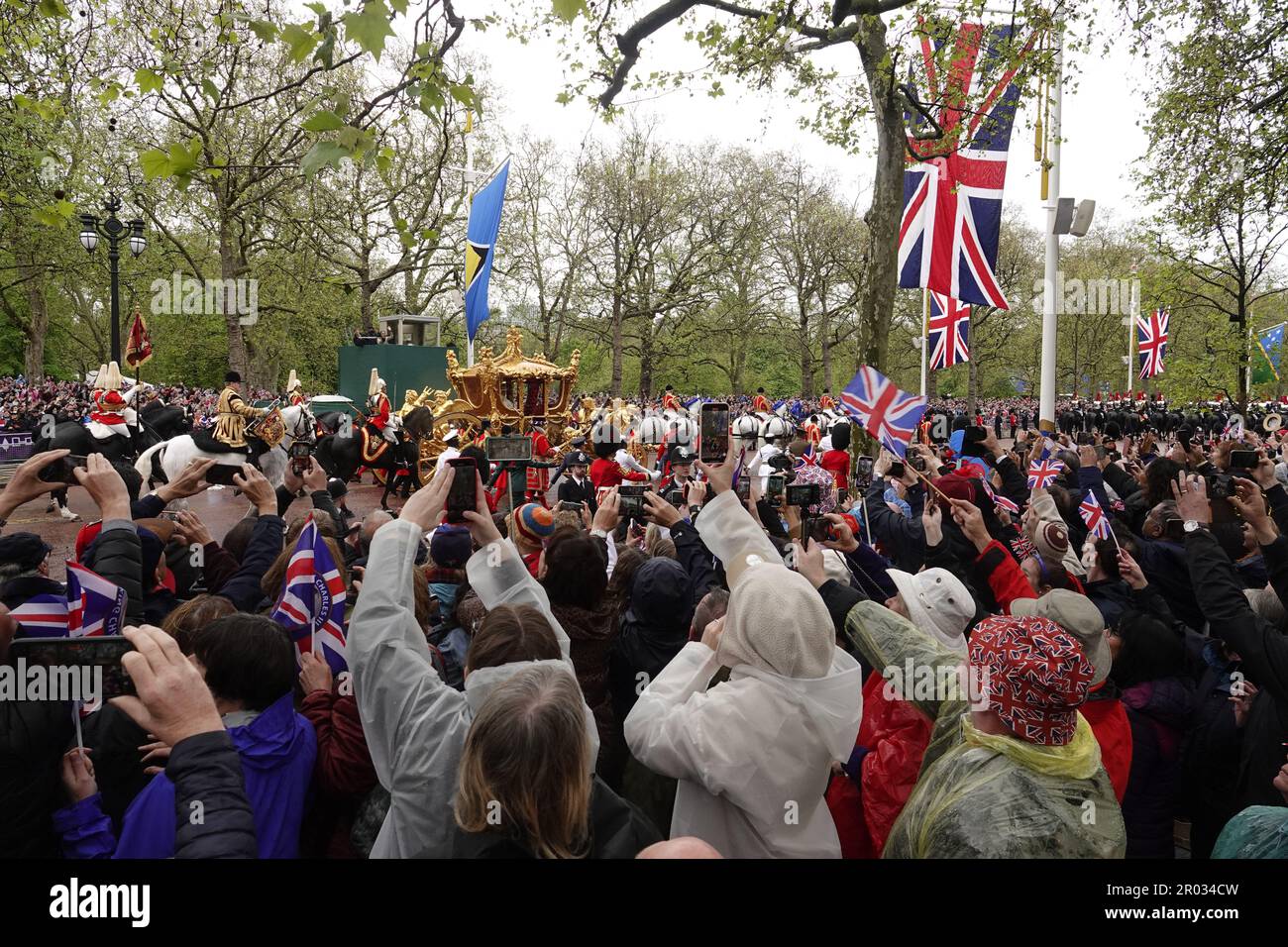 Westminster, Londra, Regno Unito. 6th maggio, 2023. La processione cerimoniale dall'Abbazia di Westminster da parte di S.A.R. re Charles lll e della Regina Camilla, nel Golden state Coach, preceduta dalle forze HM in regalia militare completa, guardata da migliaia di Royalists sul Mall Credit: Motofoto/Alamy Live News Foto Stock