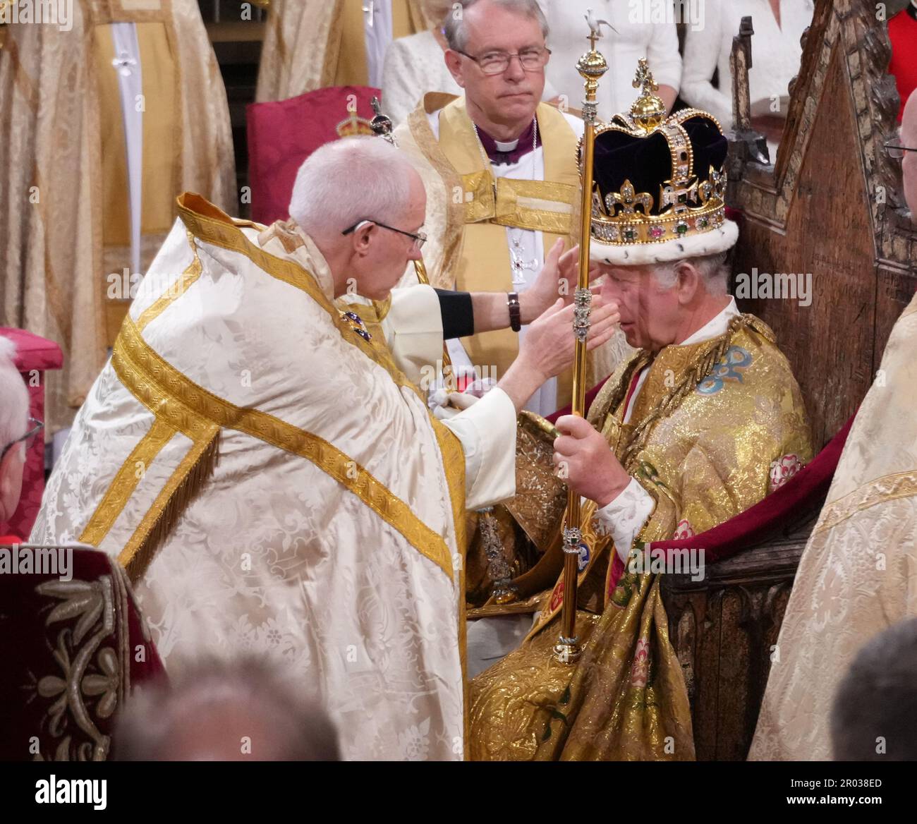 Re Carlo III è incoronato con la corona di Sant'Edoardo dall'arcivescovo di Canterbury, il Reverendissimo Justin Welby, durante la sua cerimonia di incoronazione nell'Abbazia di Westminster, Londra. Data immagine: Sabato 6 maggio 2023. Foto Stock
