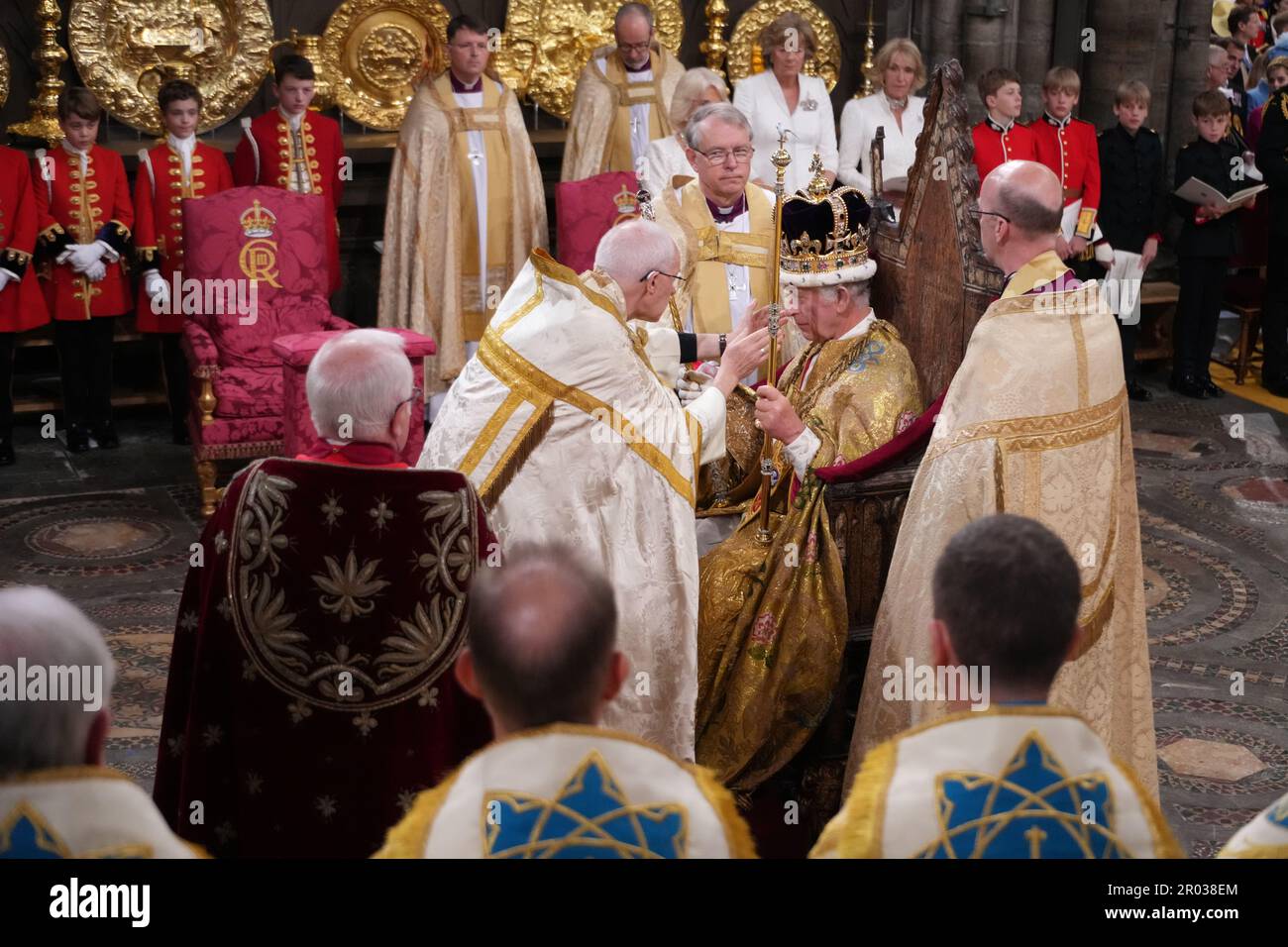 Re Carlo III è incoronato con la corona di Sant'Edoardo dall'arcivescovo di Canterbury, il Reverendissimo Justin Welby, durante la sua cerimonia di incoronazione nell'Abbazia di Westminster, Londra. Data immagine: Sabato 6 maggio 2023. Foto Stock