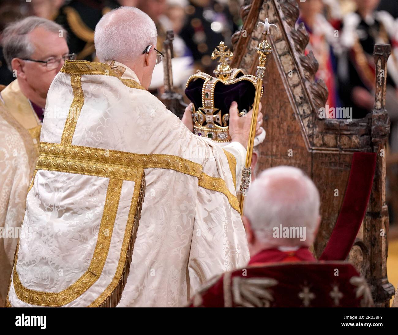 Re Carlo III è incoronato con la corona di Sant'Edoardo dall'arcivescovo di Canterbury, il Reverendissimo Justin Welby, durante la sua cerimonia di incoronazione nell'Abbazia di Westminster, Londra. Data immagine: Sabato 6 maggio 2023. Foto Stock