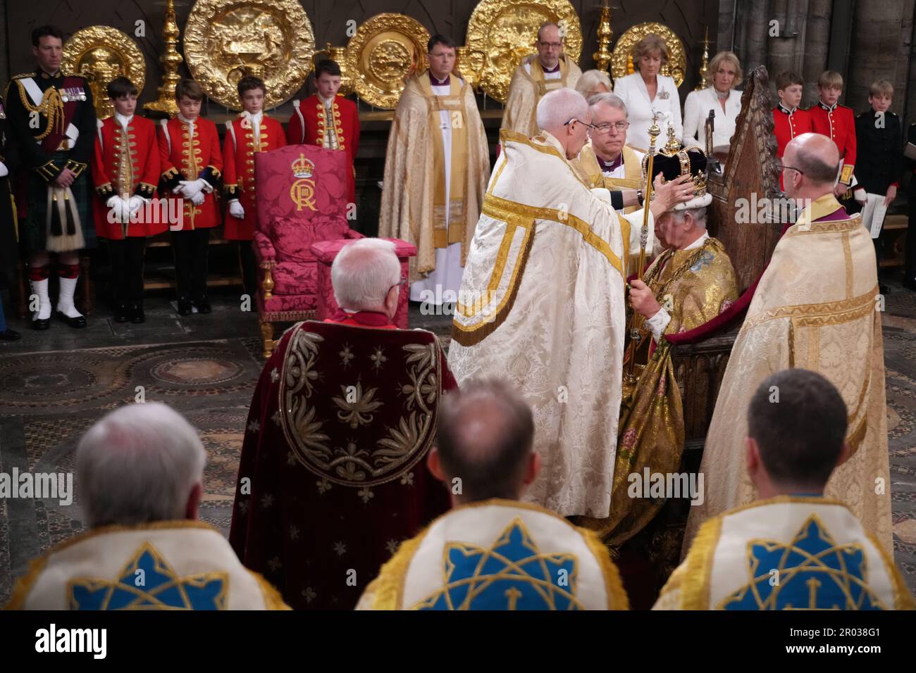 Re Carlo III è incoronato con la corona di Sant'Edoardo dall'arcivescovo di Canterbury, il Reverendissimo Justin Welby, durante la sua cerimonia di incoronazione nell'Abbazia di Westminster, Londra. Data immagine: Sabato 6 maggio 2023. Foto Stock