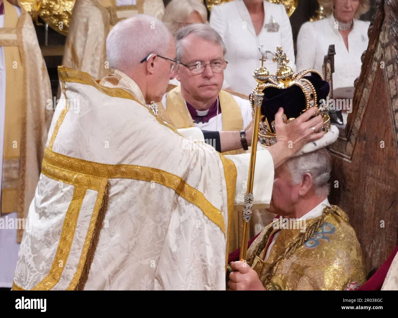 Re Carlo III è incoronato con la corona di Sant'Edoardo dall'arcivescovo di Canterbury, il Reverendissimo Justin Welby, durante la sua cerimonia di incoronazione nell'Abbazia di Westminster, Londra. Data immagine: Sabato 6 maggio 2023. Foto Stock