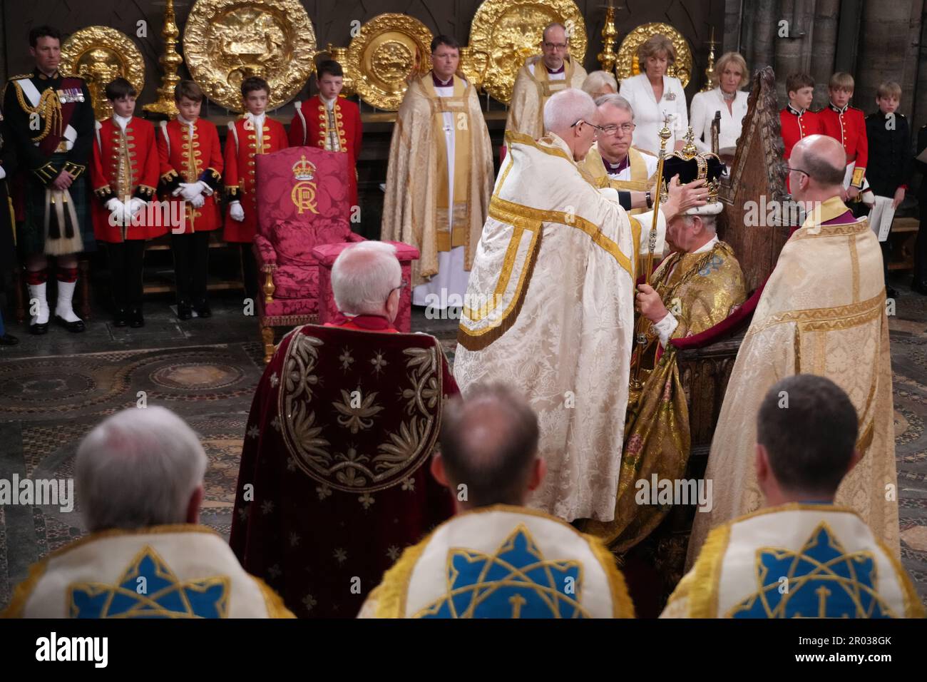 Re Carlo III è incoronato con la corona di Sant'Edoardo dall'arcivescovo di Canterbury, il Reverendissimo Justin Welby, durante la sua cerimonia di incoronazione nell'Abbazia di Westminster, Londra. Data immagine: Sabato 6 maggio 2023. Foto Stock