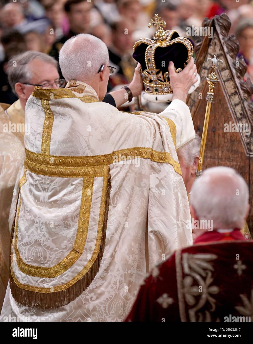 Re Carlo III è incoronato con la corona di Sant'Edoardo dall'arcivescovo di Canterbury, il Reverendissimo Justin Welby, durante la sua cerimonia di incoronazione nell'Abbazia di Westminster, Londra. Data immagine: Sabato 6 maggio 2023. Foto Stock