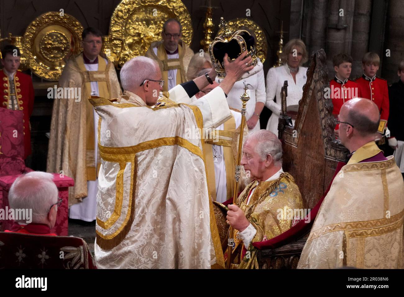 Re Carlo III è incoronato con la corona di Sant'Edoardo dall'arcivescovo di Canterbury, il Reverendissimo Justin Welby, durante la sua cerimonia di incoronazione nell'Abbazia di Westminster, Londra. Data immagine: Sabato 6 maggio 2023. Foto Stock