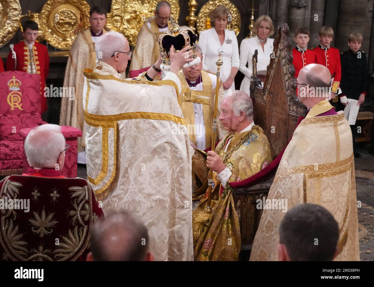 Re Carlo III è incoronato con la corona di Sant'Edoardo dall'arcivescovo di Canterbury, il Reverendissimo Justin Welby, durante la sua cerimonia di incoronazione nell'Abbazia di Westminster, Londra. Data immagine: Sabato 6 maggio 2023. Foto Stock