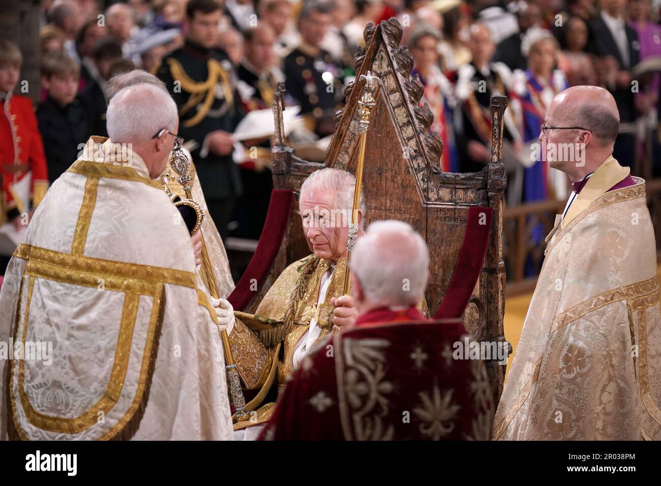 Re Carlo III è incoronato con la corona di Sant'Edoardo dall'arcivescovo di Canterbury, il Reverendissimo Justin Welby, durante la sua cerimonia di incoronazione nell'Abbazia di Westminster, Londra. Data immagine: Sabato 6 maggio 2023. Foto Stock