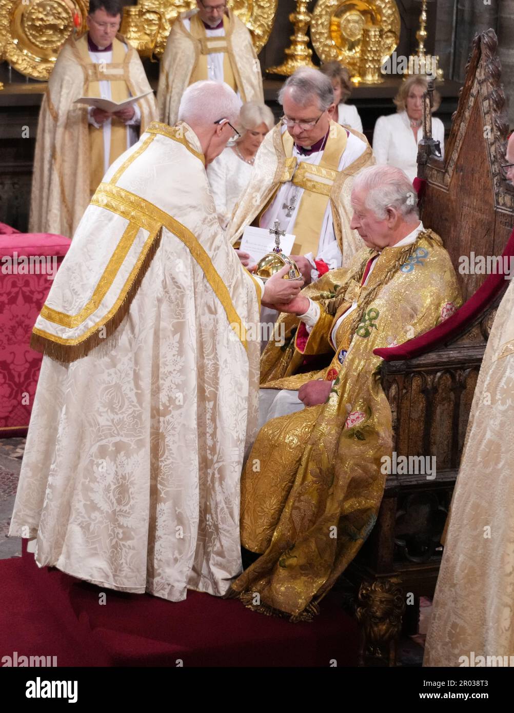 Re Carlo III viene presentato con l'Orbo del Sovrano dall'Arcivescovo di Canterbury il Reverendissimo Justin Welby durante la sua cerimonia di incoronazione all'Abbazia di Westminster a Londra. Data immagine: Sabato 6 maggio 2023. Foto Stock