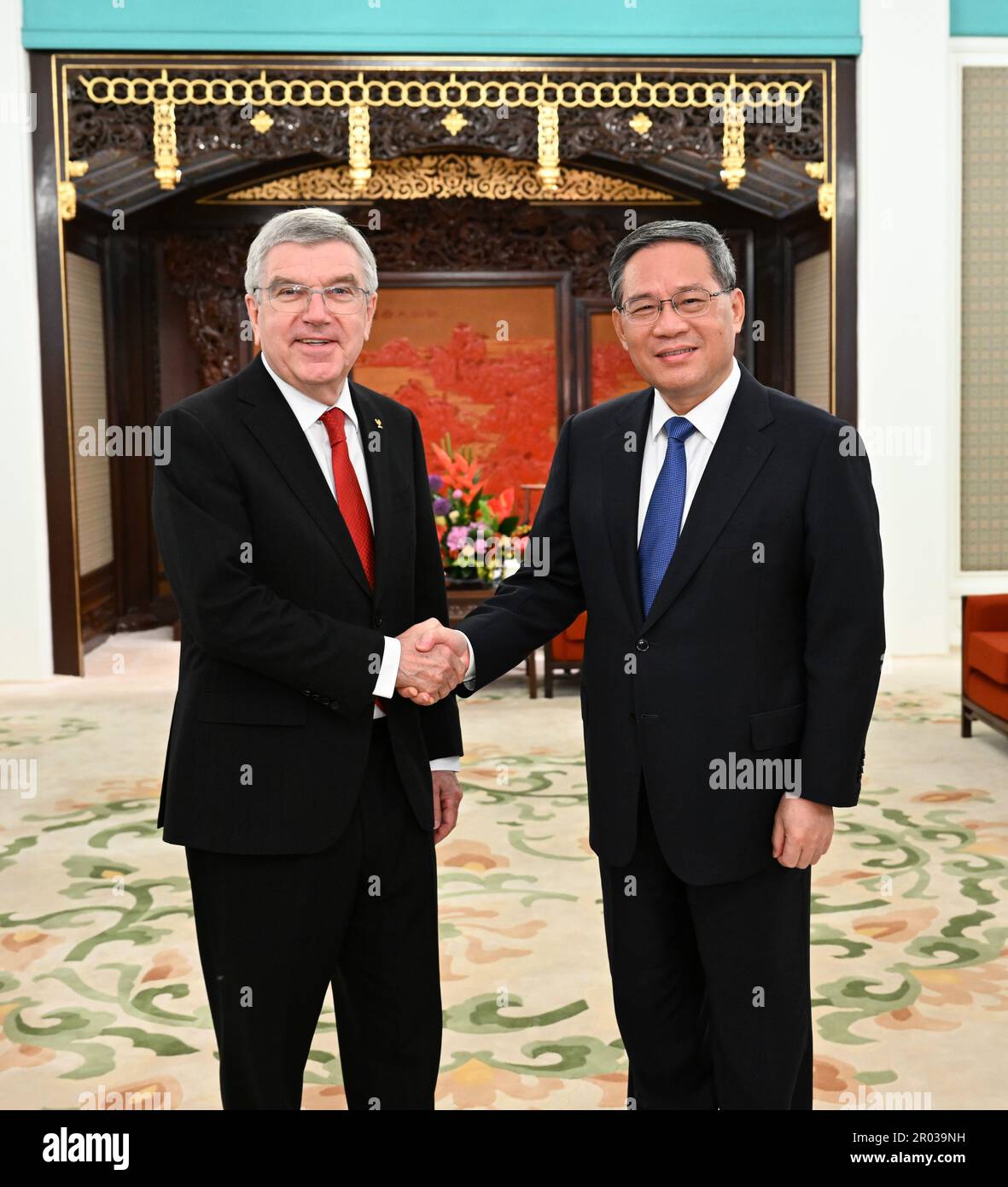(230506) -- PECHINO, 6 maggio 2023 (Xinhua) -- il Premier cinese li Qiang incontra il presidente del Comitato Olimpico Internazionale (CIO) Thomas Bach a Pechino, capitale della Cina, il 6 maggio 2023. (Xinhua/Rao Aimin) Foto Stock