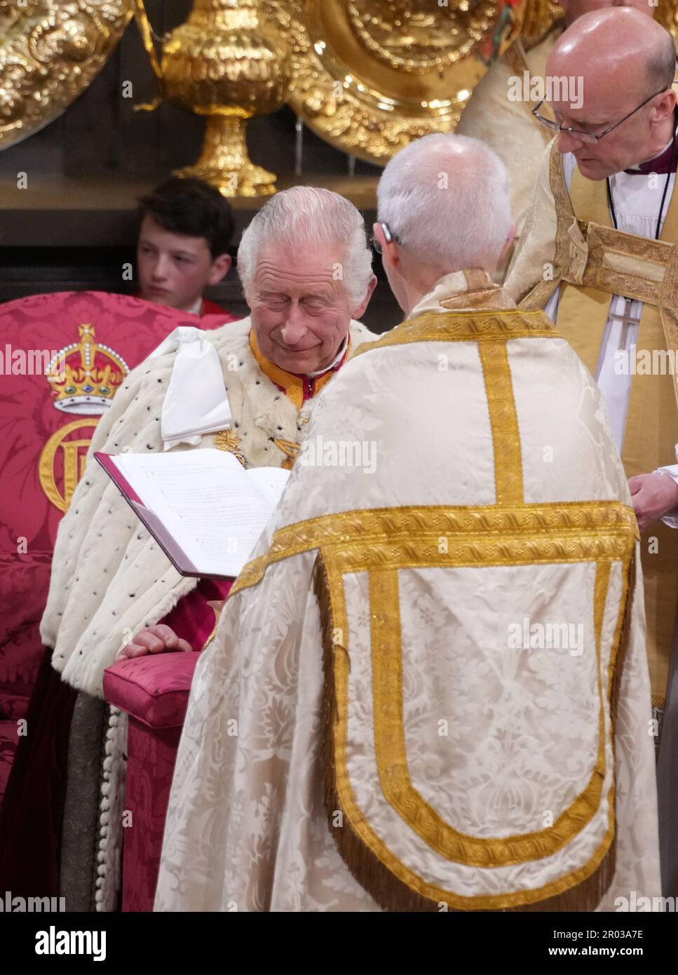 Re Carlo III e l'arcivescovo di Canterbury il Reverendissimo Justin Welby durante la sua cerimonia di incoronazione nell'Abbazia di Westminster, Londra. Data immagine: Sabato 6 maggio 2023. Foto Stock