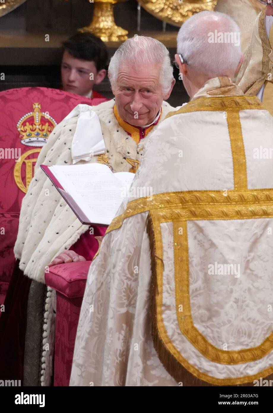 Re Carlo III con l'arcivescovo di Canterbury il Reverendissimo Justin Welby durante la sua cerimonia di incoronazione nell'Abbazia di Westminster, Londra. Data immagine: Sabato 6 maggio 2023. Foto Stock