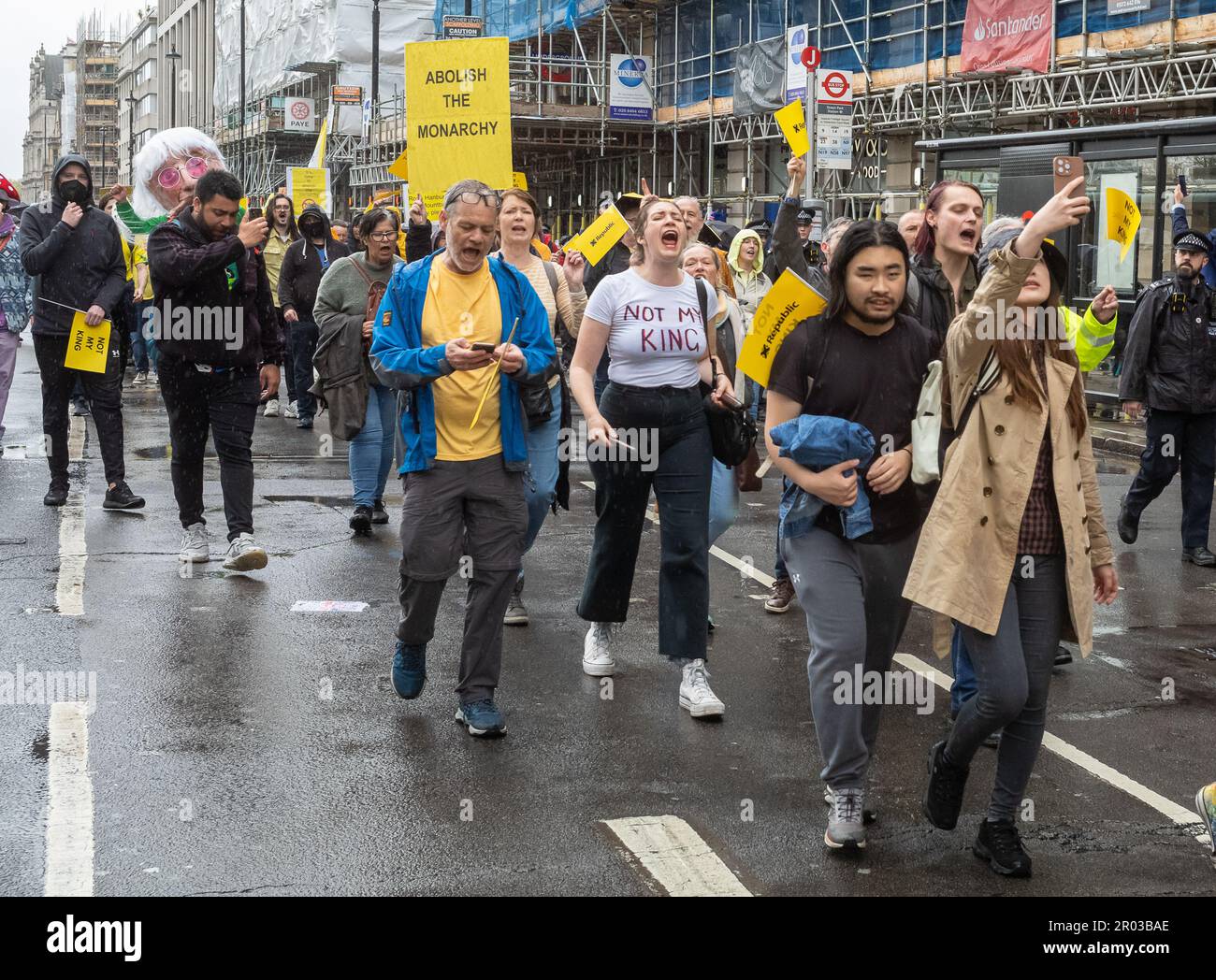 Londra, Regno Unito. 06th maggio, 2023. Il 6 maggio 2023 si sono manifestati nel centro di Londra i manifestanti contro la monarchia e repubblicani, mentre l'incoronazione di Re Carlo III si è svolta a breve distanza. In precedenza, il capo del gruppo di campagna anti-monarchico Repubblica e alcuni attivisti sono stati arrestati dalla polizia a Trafalgar Square. E 'stata la prima incoronazione di un nuovo monarca a Londra, Regno Unito, per 70 anni e, nonostante la pioggia costante, molte migliaia di persone sono scesi nella capitale per godersi le celebrazioni. Credit: Andy Soloman/Alamy Live News Foto Stock