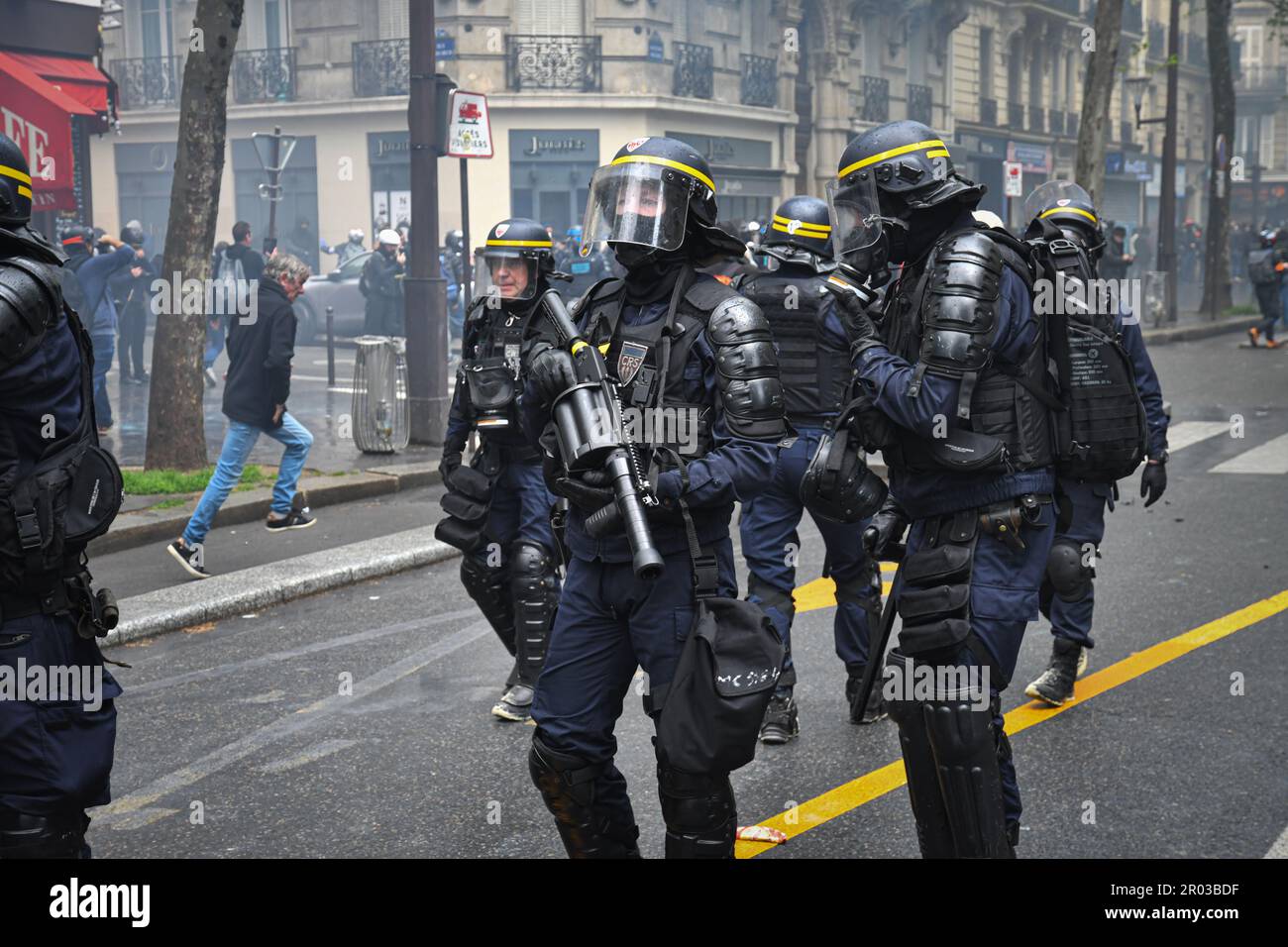 Parigi, Francia, 1st maggio 2023. Giornata internazionale dei lavoratori. Migliaia di persone hanno protestato e celebrato il giorno di maggio a Parigi. Sindacati, lavoratori, studenti e altri hanno marciato per le strade, protestando contro il nuovo sistema pensionistico e molto altro ancora. Alcuni manifestanti si trasformarono in violenti, iniziarono gli incendi e distrussero le imprese. La polizia ha usato il gas lacrimogeno e un cannone ad acqua contro i rioters. Foto Stock