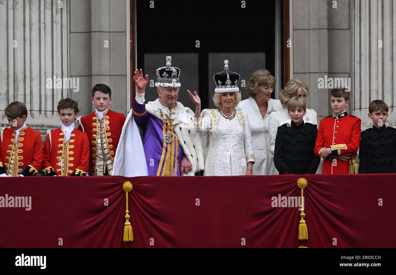 Londra, Regno Unito. 06th maggio, 2023. Il re Carlo III e la regina Camilla si muovono al pubblico sotto dal balcone di Buckingham Palace dopo l'incoronazione del re Carlo all'Abbazia di Westminster a Londra sabato 06 maggio 2023. Foto di Hugo Philpott/UPI Credit: UPI/Alamy Live News Foto Stock