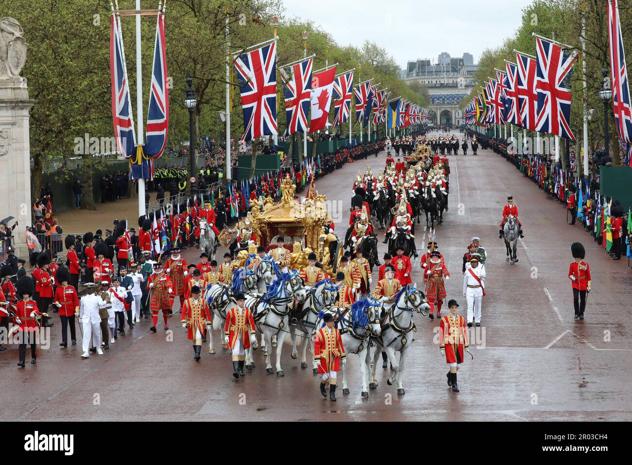 Londra, Regno Unito. 06th maggio, 2023. Il re Carlo III e sua moglie la regina Camilla viaggiano sulla carrozza dello Stato d'Oro per tornare a Buckingham Palace dopo l'incoronazione di Re Carlo all'Abbazia di Westminster a Londra sabato 06 maggio 2023. Foto di Hugo Philpott/UPI Credit: UPI/Alamy Live News Foto Stock