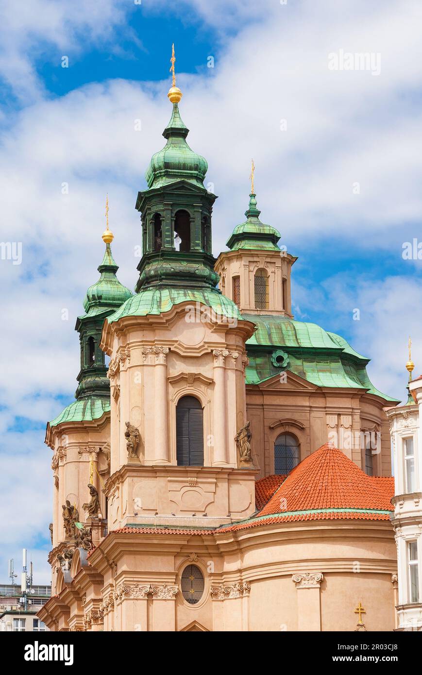 Arte e architettura barocca a Praga. Chiesa di San Nicola bella cupola e campanili gemelli eretto nel 18th centesimo a stare Mesto (Città Vecchia) Foto Stock